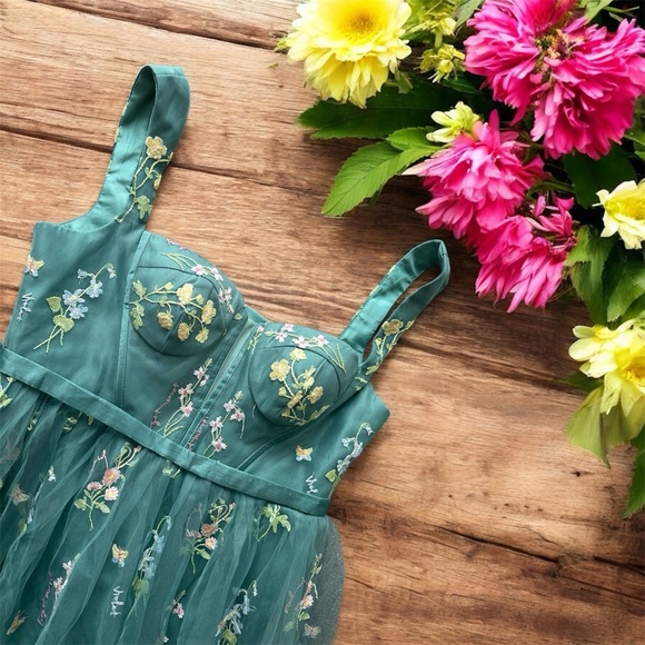 Floral Embroidered Green Dress - Picture 2 of 4